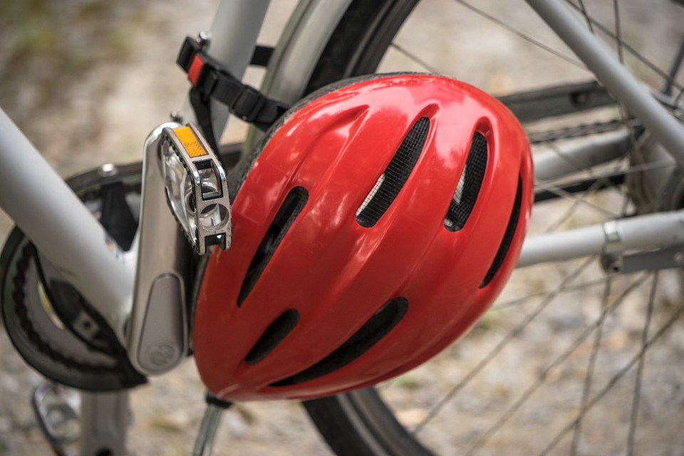 赤い自転車用ヘルメット