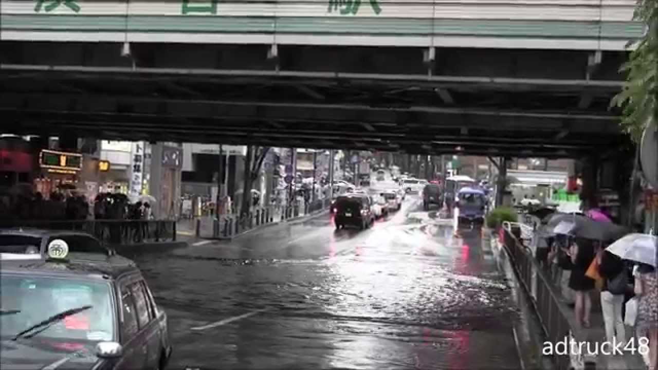 渋谷にて 急変する天候、雷、豪雨、道路冠水 2014/6/29 - YouTube