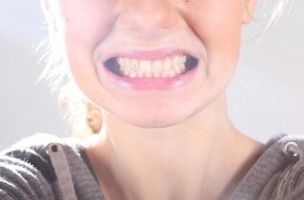 原因その1：歯を食いしばる人に多い