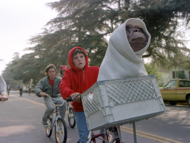 E.T.と子供たちの絆が涙を誘う