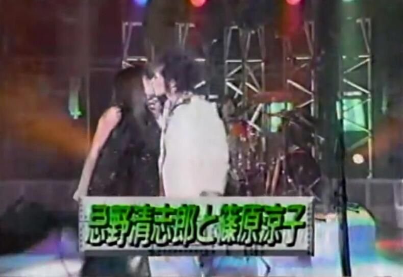 15位：篠原涼子さんと忌野清志郎さんが本番中にキス