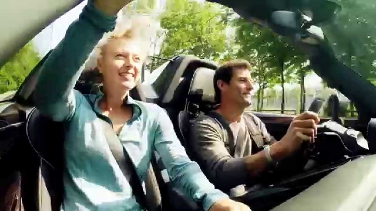 マーク・ウェバー、マリア・シャラポワを乗せてポルシェ918スパイダーでドライブ - YouTube