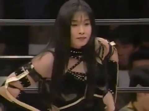 井上京子vs豊田真奈美（1996.12.8両国） - YouTube