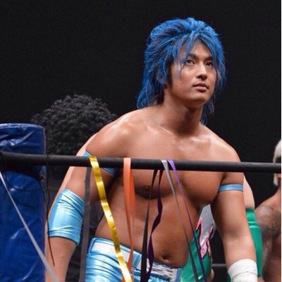 派手なヘアスタイルのイケメンプロレスラー