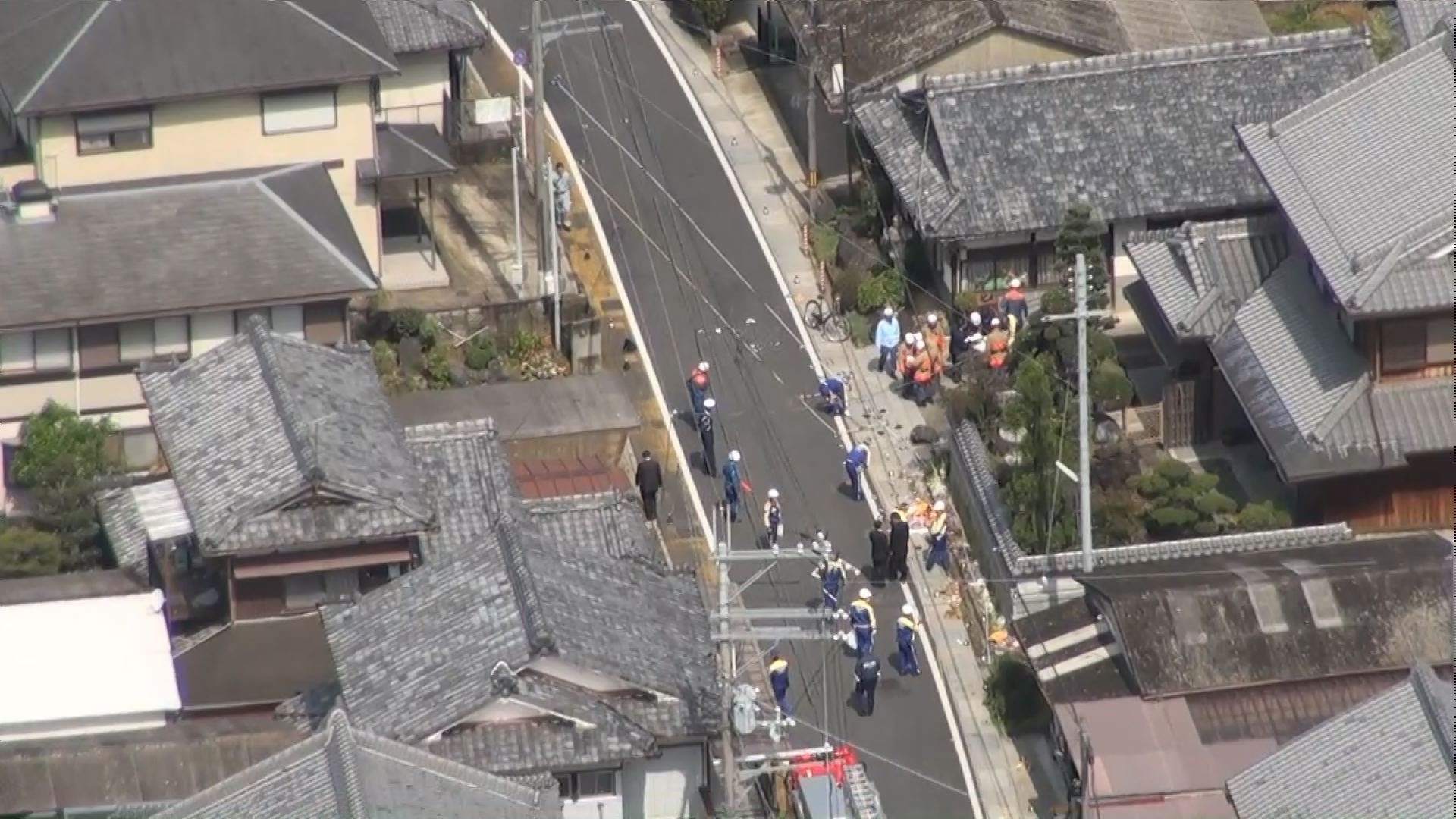 児童の列に車、２人死亡 京都・亀岡、８人けが - YouTube