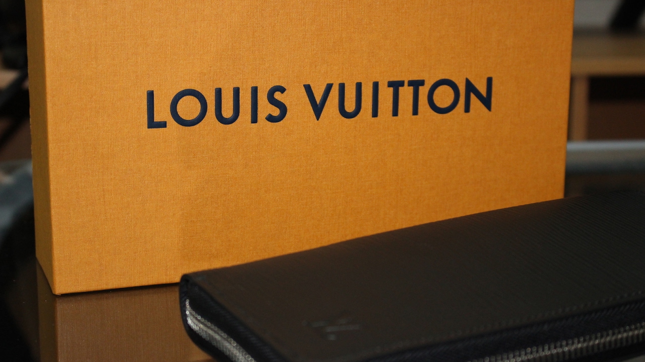 LOUIS VUITTON ルイヴィトン 長財布 エピ ジッピーウォレット ヴェルティカル 思いきって買った - YouTube