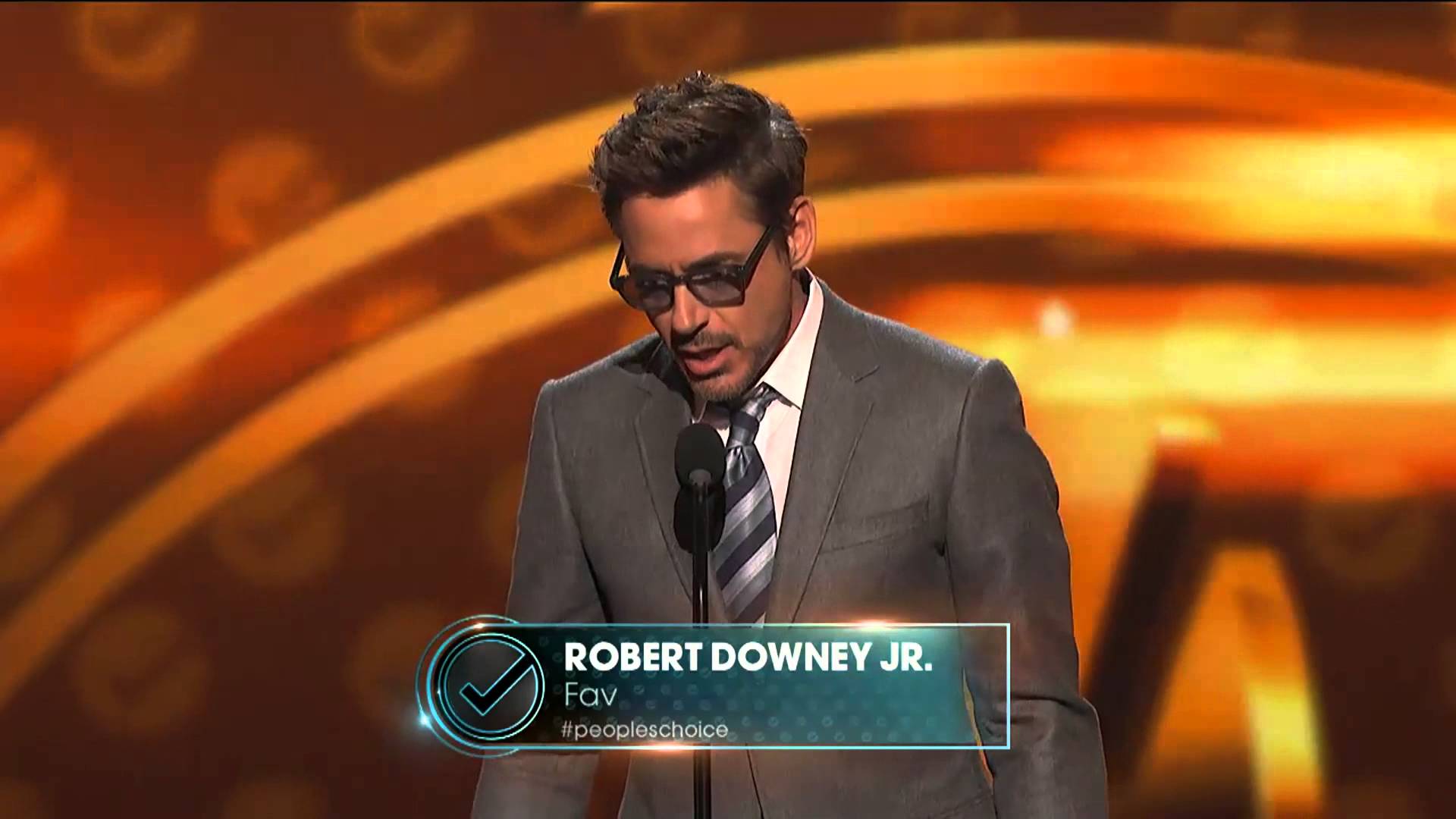 Robert Downey Jr. at People's Choice Awards 2013 - YouTube