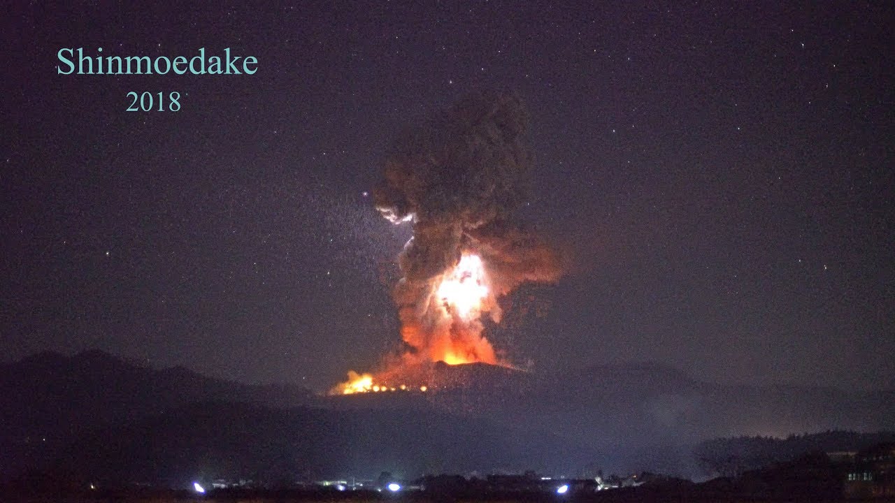 爆発音・火山雷を伴う新燃岳の噴火 - YouTube