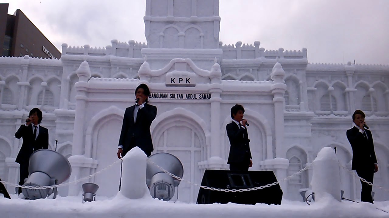 札幌雪祭り、うわさの雨が降る前に - YouTube