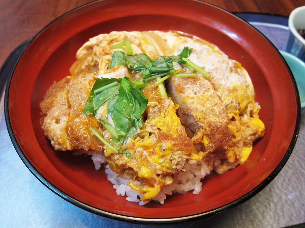 2位：カツ丼/922kcal