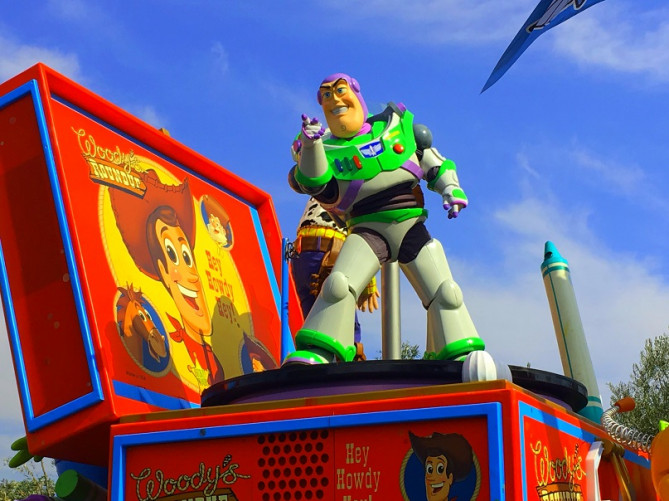 「無限のかなたへ、さあ行くぞ！」