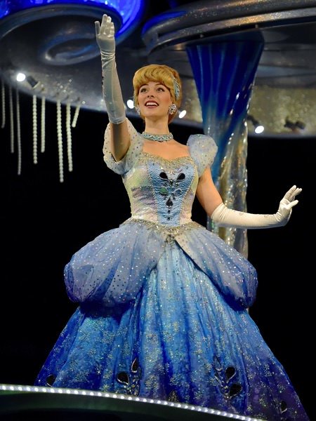 明るくて気品のある美しい娘