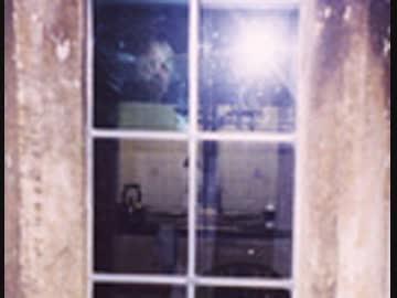 68位：窓に写る白目の男