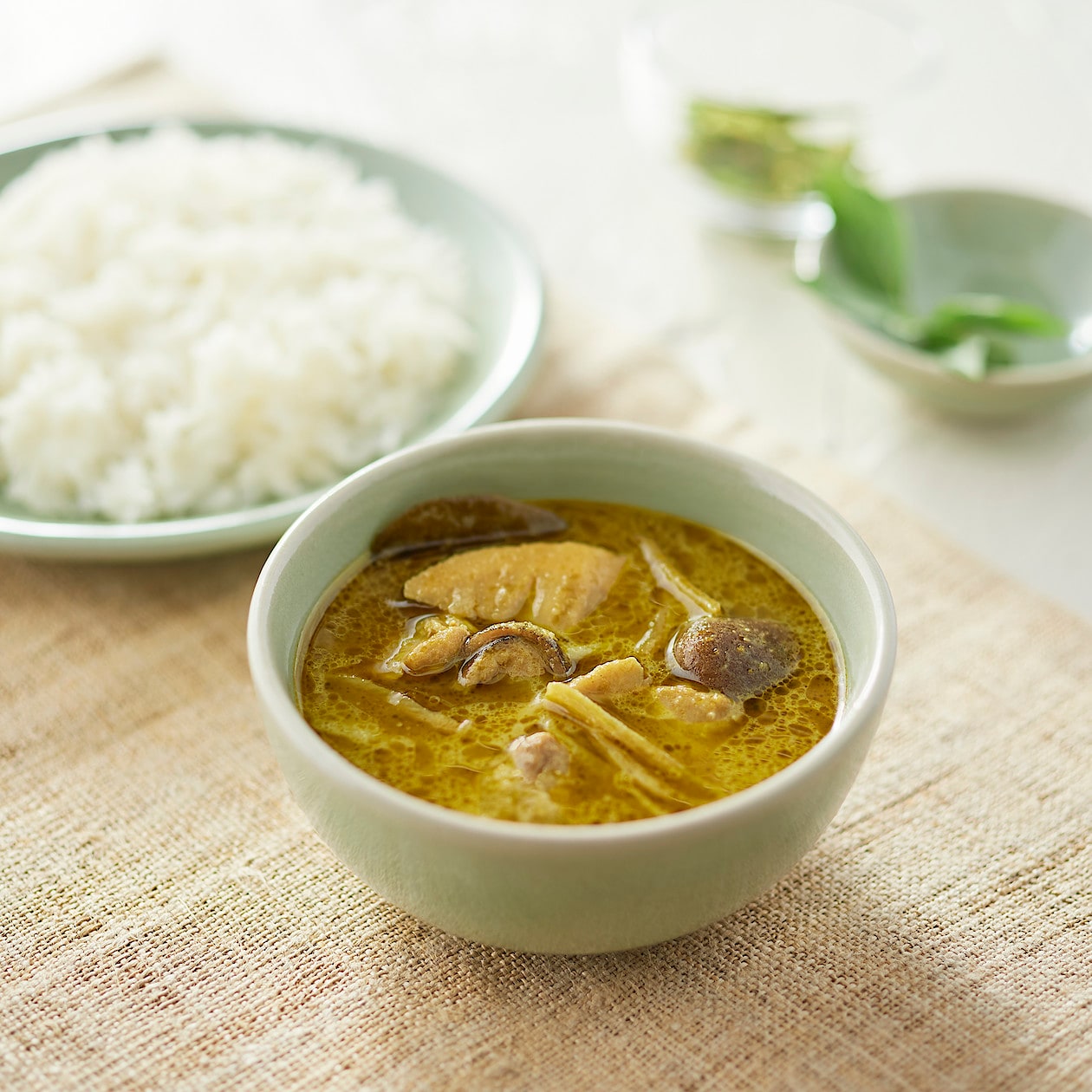 2位：素材を生かしたカレー　グリーン １８０ｇ（１人前）