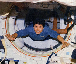 日本が開発した最初の有人宇宙施設に乗り込んだ初の日本人