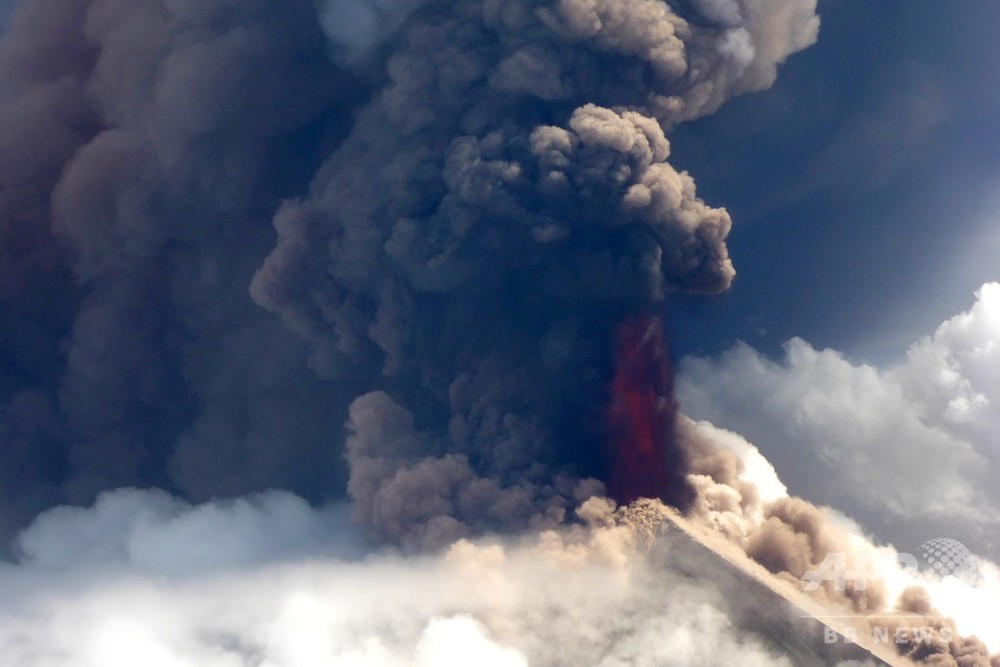 パプアニューギニアにある火山では最も高く、最も活発で危険な火山の一つ