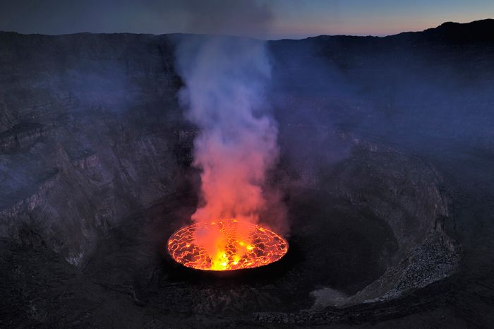 コンゴ民主共和国東境部にある活火山