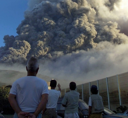 有毒な火山性ガスが島民を襲う