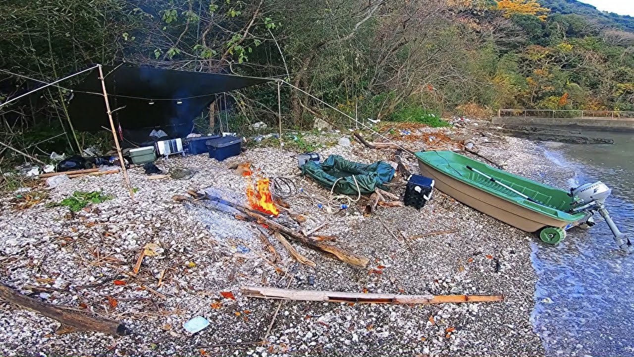 持ち込んだキャンプ用品で釣った魚を調理し、美味しそうに食べるところが醍醐味