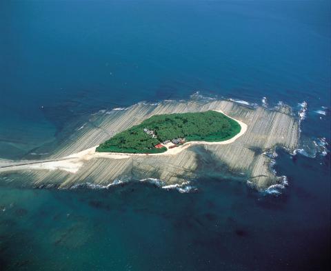 島内にはビロウジュをはじめとした亜熱帯性植物が多く茂り、国の特別天然記念物に指定されている