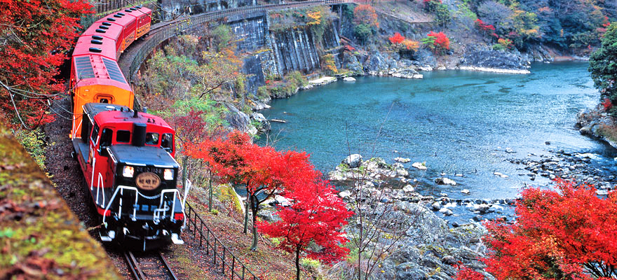 保津峡の渓谷美を眺めながら、爽快な列車旅が楽しめる