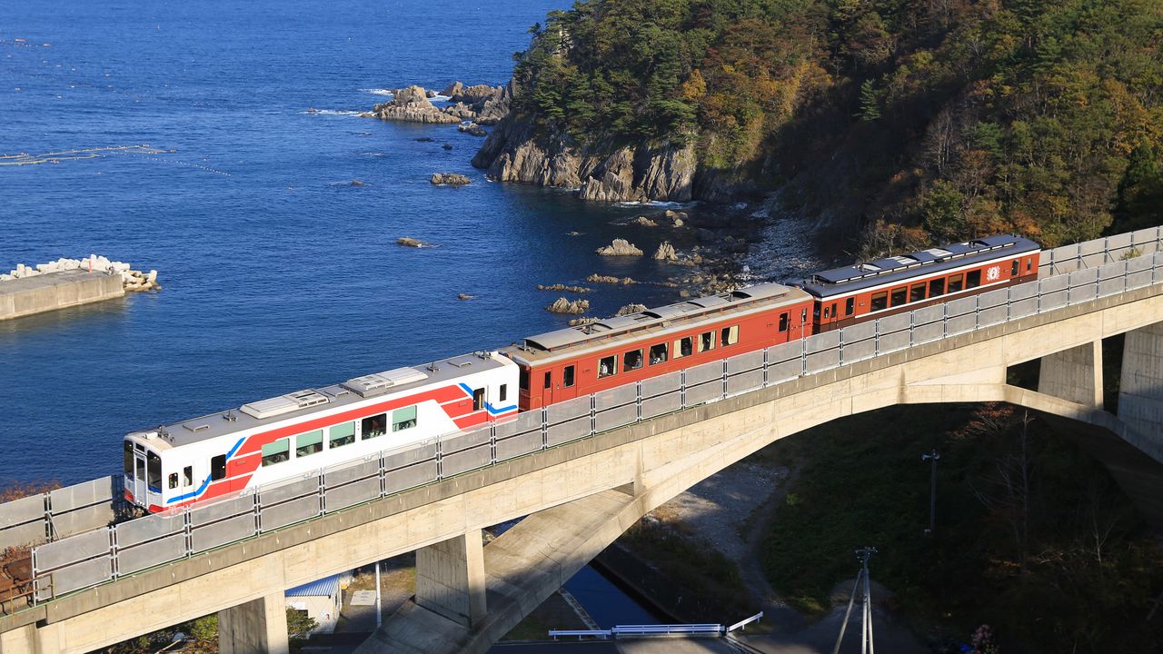 列車の窓から太平洋を見晴らす絶景