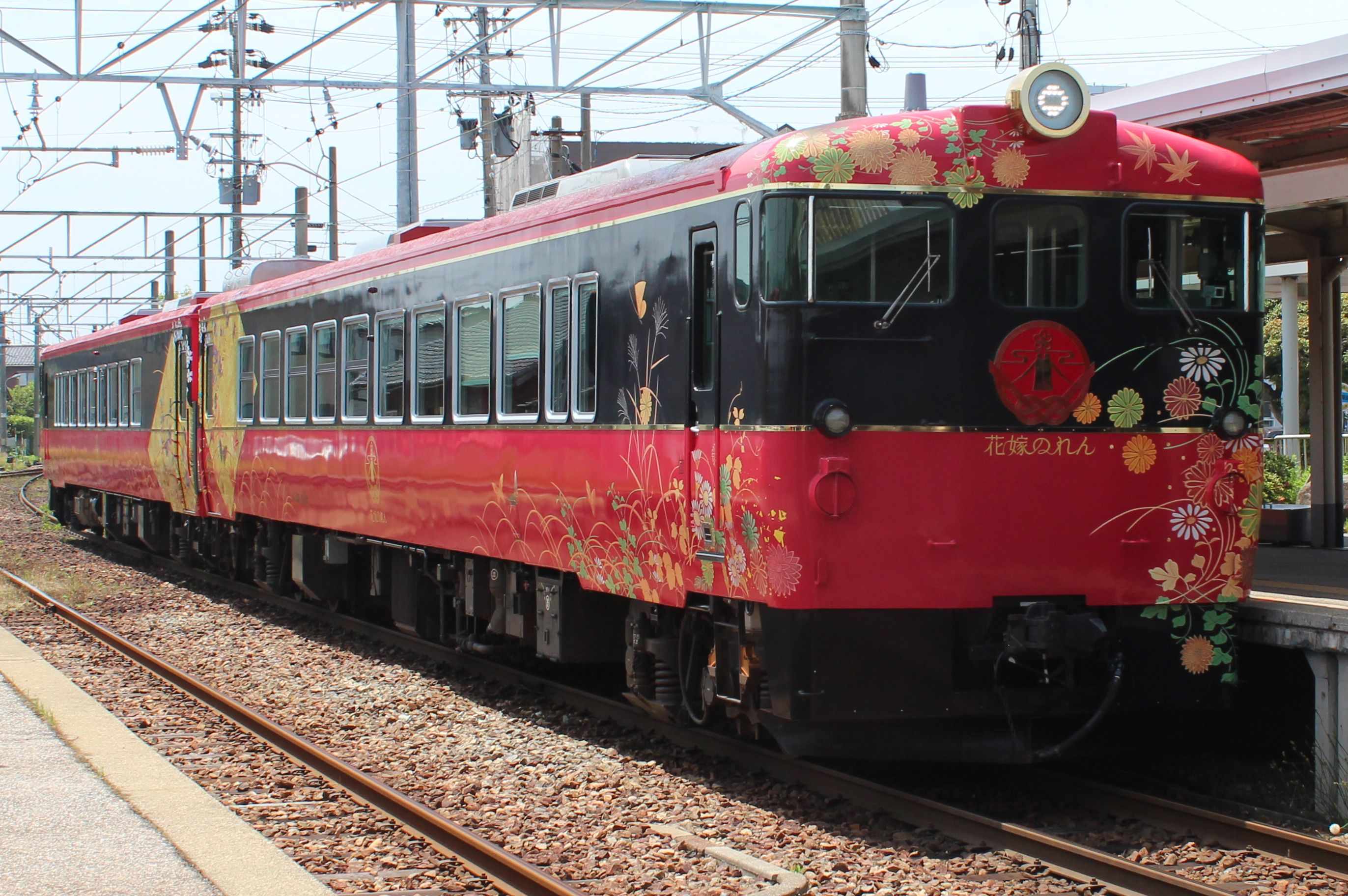 北陸の観光列車で金沢駅から和倉温泉駅まで運行