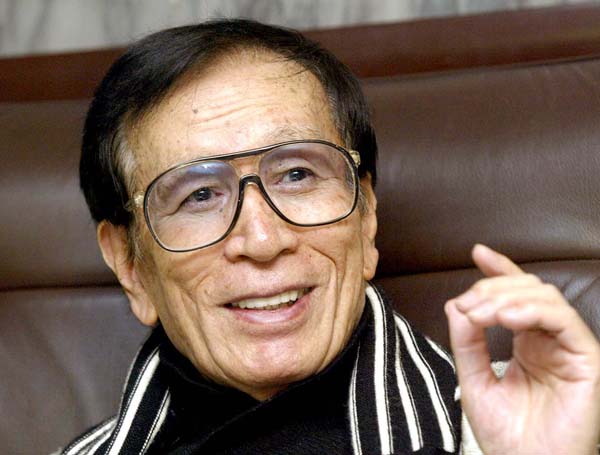 宗教的な傾倒や奇妙な言動に一部から批判が