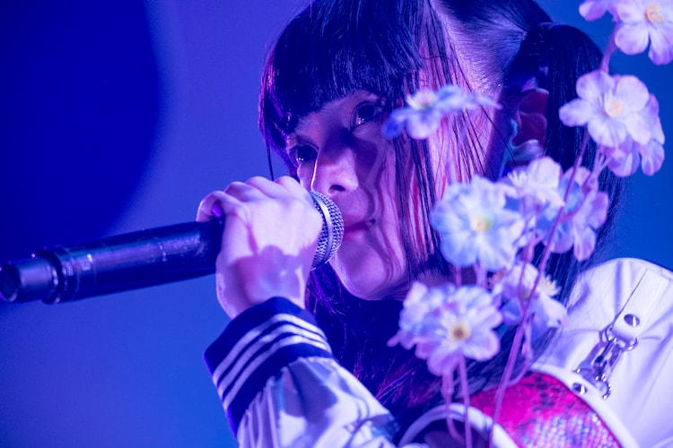 ツインテールと切りそろえた前髪が特徴的