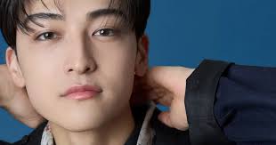 セクシーな低音ボイスと高い表現力が特徴