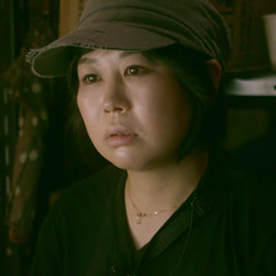 役者活動以外では、実家の商店の手伝いや居酒屋でのアルバイト