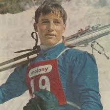 観客を避けるために木に激突？