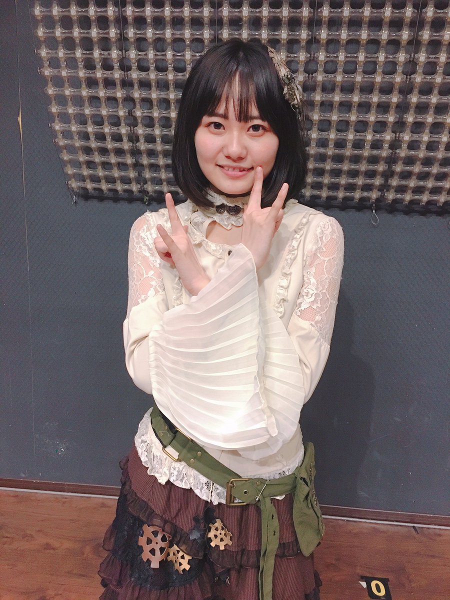 「手足が長くスタイル抜群で幼い顔立ちで歌うと透き通る歌声」