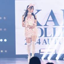 推定Cカップに細くて長い美脚