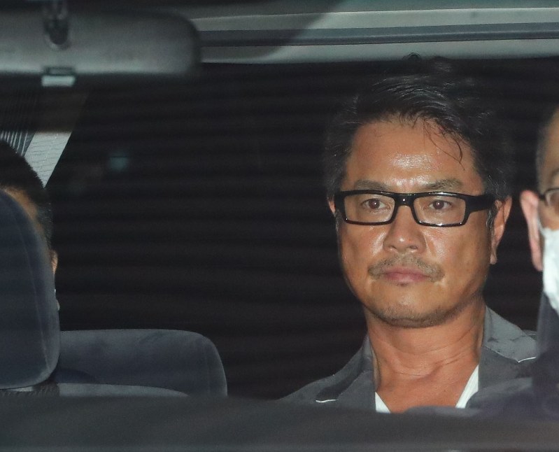 ラブホテルで就寝中に捜査員に踏み込まれる