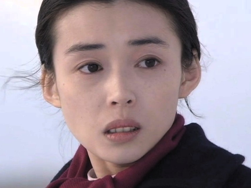 女優として舞台やドラマで活躍する傍ら、声優やエッセイストとしても活動