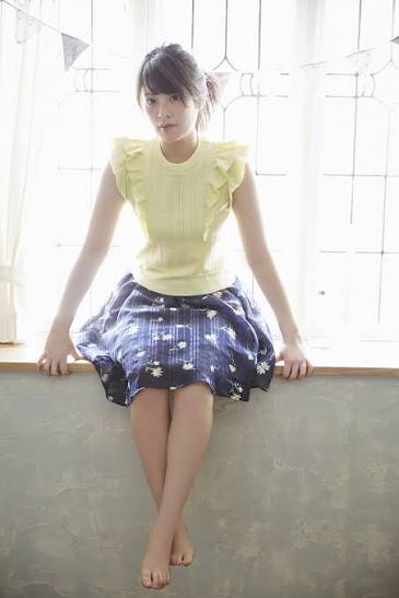美しい脚のラインが注目