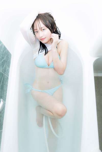 ウエストのくびれやメリハリのある美ボディでファンを魅了