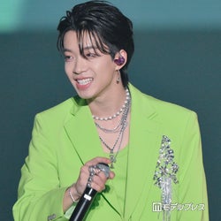 印象的な目元とミステリアスかつクールなルックスで人気