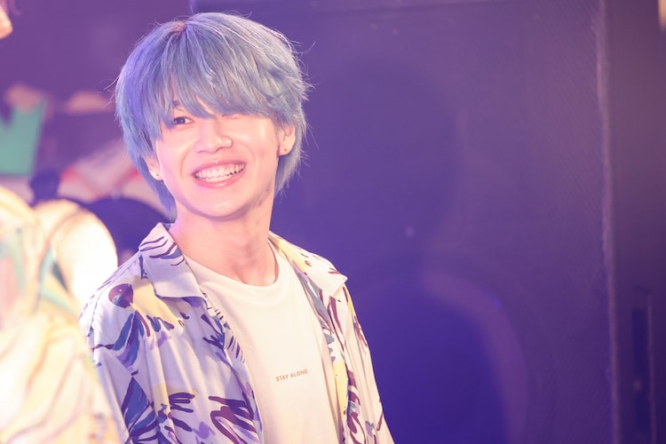 表情豊かで目を引く華やかなダンススタイルでステージ上の存在感を放つ